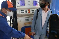 Giá xăng dầu giảm, dầu diesel giảm gần 1.000 đồng/lít