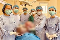 Bé gái mang hai khối u buồng trứng khổng lồ gần 15kg