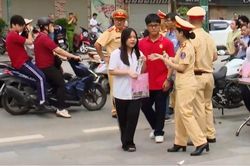 Nhiều lực lượng chức năng hỗ trợ thí sinh thi THPT năm 2026