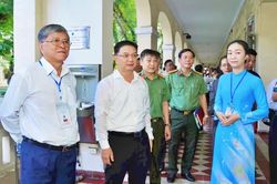Lãnh đạo UBND Thành phố Hồ Chí Minh động viên thí sinh dự thi tốt nghiệp trung học phổ thông