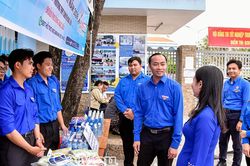 Sắc áo xanh 'tiếp lửa' trường thi