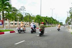 Cảnh sát giao thông dùng xe đặc chủng hỗ trợ nam sinh sốt cao đến điểm thi