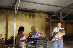 Bé chưa đầy 1 tuổi theo mẹ trú mưa bên đường giữa đêm ở Lào Cai: Câu chuyện phía sau khiến nhiều người xót xa