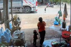 Bé trai 3 tuổi chạy qua đường, bị xe tải cán tử vong: Camera ghi lại khoảnh khắc đau lòng