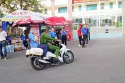Công an đến tận nhà đưa nữ sinh ngủ quên tới điểm thi tốt nghiệp THPT