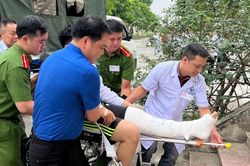 Thí sinh bị ngã gãy chân được đưa đến điểm thi bằng phương tiện đặc biệt