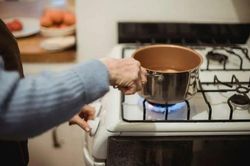 Thói quen nhiều người làm sau khi rửa nồi chảo: Tưởng tiện nhưng lại khiến bếp gas nhanh xuống cấp