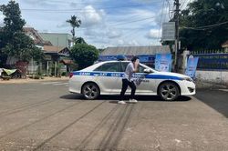 CSGT dùng xe chuyên dụng hỗ trợ 2 thí sinh gặp sự cố trên đường kịp đến điểm thi