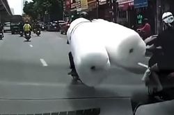 Xe máy chở hàng cồng kềnh va quẹt giao thông khiến cô gái ngã nhào