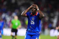Dùng họa tiết kiểu chiến tranh, đội tuyển Haiti bị FIFA bắt sửa áo đấu World Cup