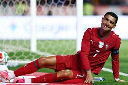 Khoảnh khắc Ronaldo 2 lần bỏ lỡ cơ hội kh&oacute; tin