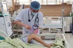 Bất lực vì mẹ bỏ thuốc ở bệnh viện, tin 'thần y mạng' hơn bác sĩ