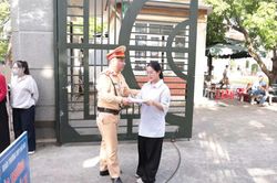 CSGT 'hỏa tốc' 20 km lấy giấy dự thi cho sĩ tử để quên tại nhà