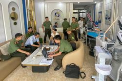 Shipper học hết lớp 9 đóng vai bác sĩ, tạo hình thẩm mỹ phụ khoa cho khách