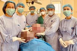 Nữ sinh 16 tuổi mang hai khối u buồng trứng gần 15kg