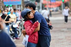 Nụ hôn, cái ôm và những khoảnh khắc xúc động trước cổng trường thi tốt nghiệp