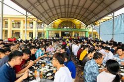 Suất cơm miễn phí đồng hành cùng thí sinh thi tốt nghiệp THPT tại Ứng Thiên, Hòa Xá