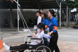 Thí sinh đặc biệt tại điểm thi Phú Thượng được hỗ trợ kịp thời