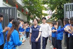 Những người đồng hành cùng sĩ tử ngoài cổng trường thi