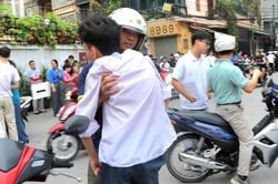 Người cha 18 năm làm đôi chân cho con, người bà 80 tuổi và những người thân thấp thỏm chờ sĩ tử thi tốt nghiệp THPT