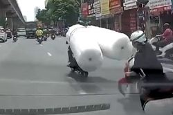 Thót tim xe máy chở hàng cồng kềnh khiến người phụ nữ ngã vào gầm ô tô