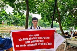 Không phải thi tốt nghiệp, nam sinh đạt giải Nhất quốc gia môn Sinh học làm băng rôn đến điểm thi cổ vũ sĩ tử