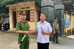 Bí thư Chi bộ 36 tuổi dự thi tốt nghiệp THPT cùng học sinh ở Lào Cai