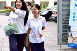 Sĩ tử rạng rỡ rời trường thi môn Toán vì làm bài như ý