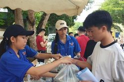 Ấm lòng những suất cơm tiếp sức sĩ tử vượt vũ môn