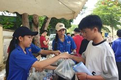 Ấm lòng những suất cơm tiếp sức sĩ tử vượt vũ môn