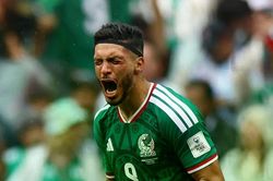Mexico phá dớp trận ra quân World Cup bằng chiến thắng trước Nam Phi