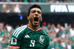 Tiền đạo Mexico bật khóc sau khi ghi bàn