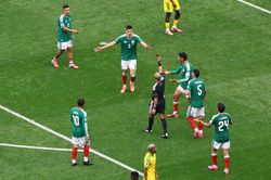 Người hâm mộ nói gì về trận khai mạc World Cup 2026 với 3 thẻ đỏ?