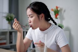 Bác sĩ tim mạch cảnh báo: đừng làm 5 điều này trước 9h sáng