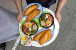 Quán Việt bán bánh mì chảo, cà phê mắm gây chú ý tại Mỹ