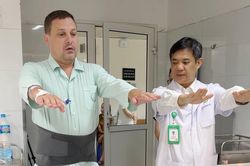 Khách Tây kinh ngạc sau ca mổ cột sống tại Việt Nam