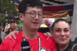 Nữ CĐV bất ngờ hôn phóng viên Hàn Quốc trên sóng trực tiếp World Cup