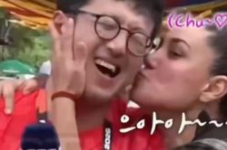 Clip nữ CĐV hôn phóng viên Hàn Quốc viral khắp MXH