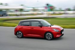 Swift bán chạy gấp 10, Innova Cross mất ngôi đầu phân khúc xe hybrid