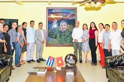 Đại sứ quán Cuba tại Việt Nam tiếp nhận tác phẩm nghệ thuật 'Fidel Castro Ruz - Cuba trong trái tim người Việt'