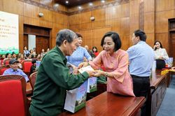 Phó Chủ tịch Quốc hội Nguyễn Thị Thanh trao quà cho gia đình chính sách và học sinh tại Điện Biên