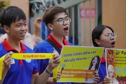 [Ảnh] Sức trẻ áo xanh tình nguyện trong Kỳ thi tuyển sinh trung học phổ thông tại Thành phố Hồ Chí Minh