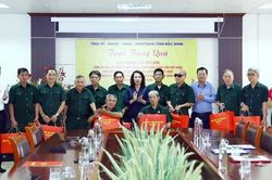 Tặng quà cho người có công nhân dịp Ngày Thương binh-Liệt sĩ