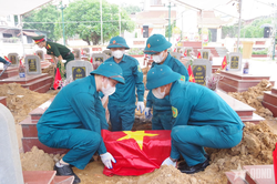 Lấy mẫu hài cốt liệt sĩ tại các nghĩa trang liệt sĩ xã Hoàng An