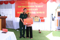 Tổng cục Hậu cần-Kỹ thuật bàn giao 'Nhà Đại đoàn kết' tại Hưng Yên