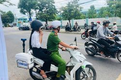 Quên đem máy tính, thí sinh được Công an xã chở về tận nhà lấy bảo bối