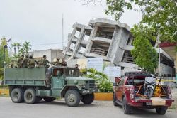 Động đất tại Philippines: Mưa lớn và dư chấn cản trở cứu hộ