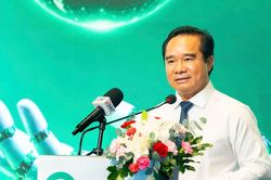 Chủ tịch UBND TPHCM Nguyễn Văn Được: TPHCM đồng h&agrave;nh với doanh nghiệp ti&ecirc;n phong ph&aacute;t triển xanh