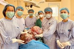 Bảo tồn khả năng sinh sản cho thiếu nữ mang hai khối u nặng 15 kg