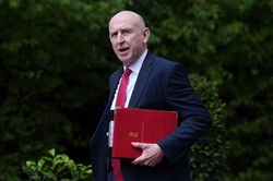 Bộ trưởng Quốc phòng Anh John Healey nói về quyết định từ chức